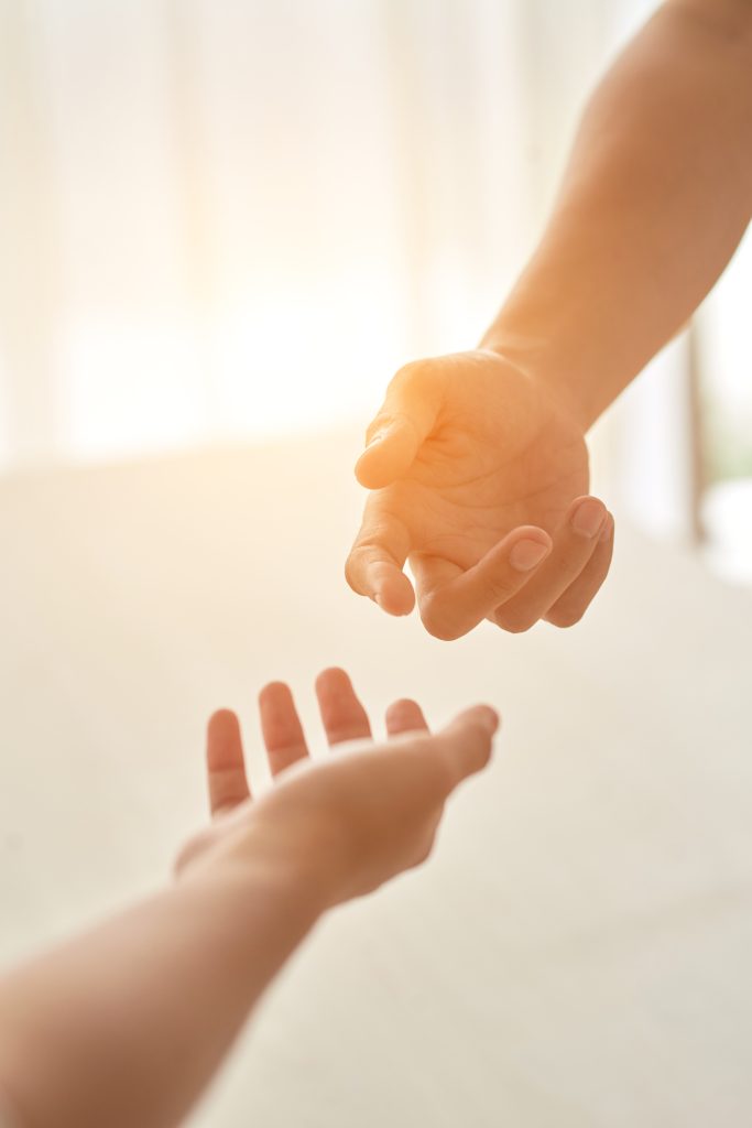 Cette image a un attribut alt vide : son nom de fichier est hands-couple-extended-each-other-against-sunlit-room-683x1024.jpg